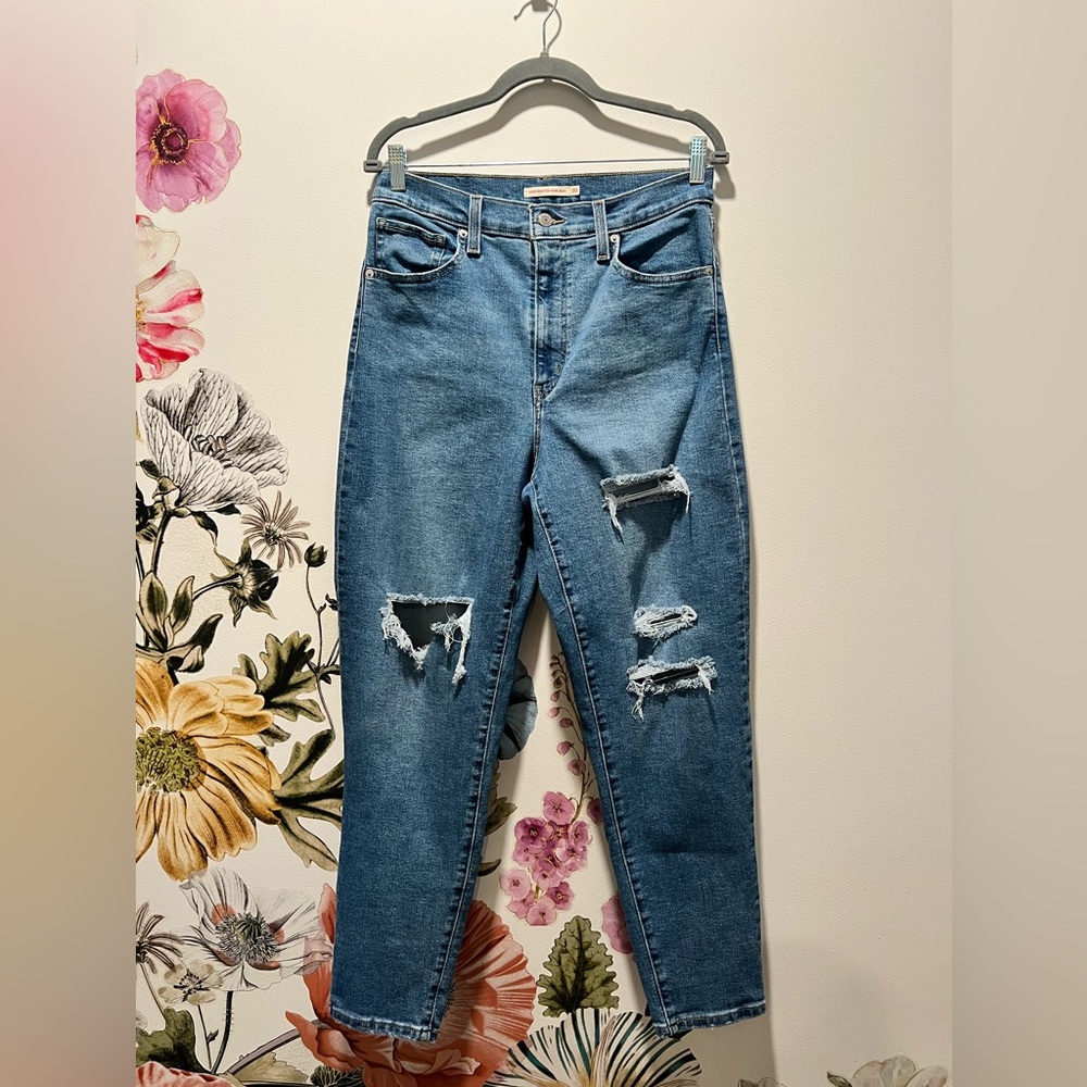 Levi's High-Waisted Mom Jeans in size 30